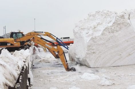 Необычная уборка снега в Японии