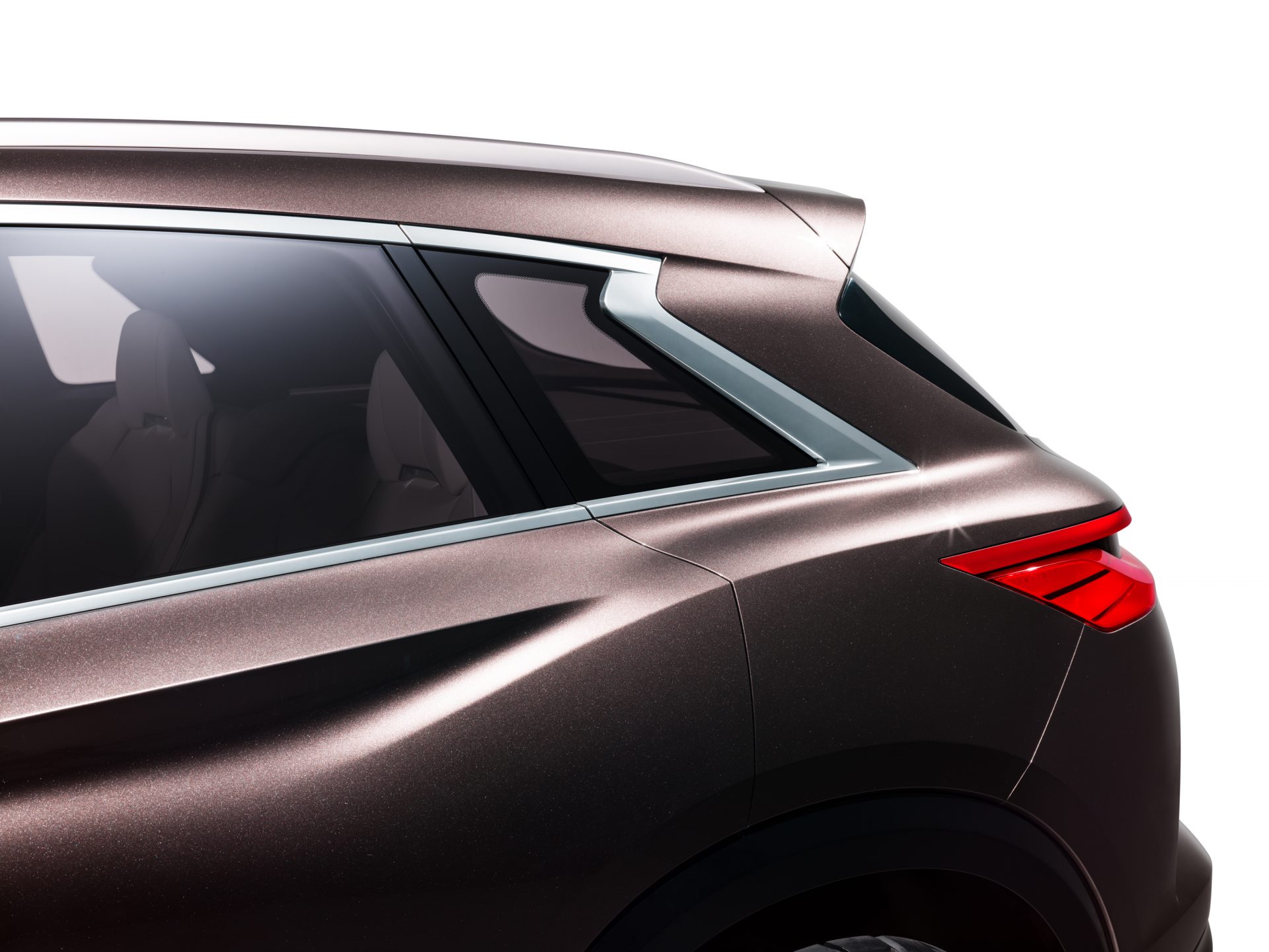 Demonstrating how the design of the 2016 QX Sport Inspiration, its conceptual forebear, could be adapted for a future production model, the QX50 Concept confidently articulates INFINITI’s ‘Powerful Elegance’ design language. A ‘cabin-forward’ silhouette combines with muscular lines and flowing surfaces to telegraph its purpose as a dynamic and practical crossover.