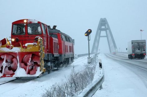 Красивое видео – поезда рассекают снег