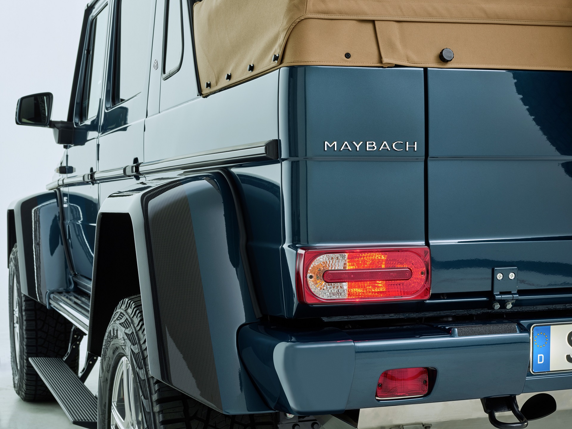Mercedes-Maybach G 650 Landaulet ;*Kraftstoffverbrauch kombiniert: 17,0 l/100 km, CO2-Emissionen kombiniert: 397 g/km Mercedes-Maybach G 650 Landaulet; *Fuel consumption combined: 17.0 l/100 km, CO2 emissions combined: 397 g/km