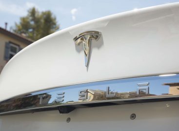 Tesla официально убрала из названия слово “Motors”