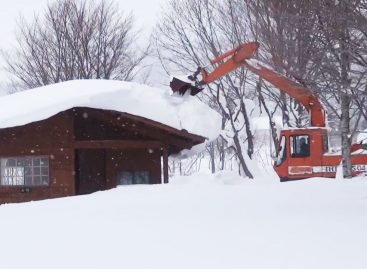 Механизированная уборка снега с крыш домов