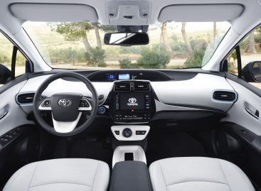 Новый Toyota Prius в салонах