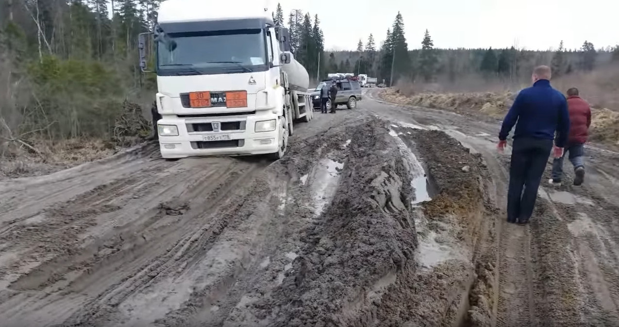 А-121 Сортавала застряли фуры непролазная грязь российские дороги