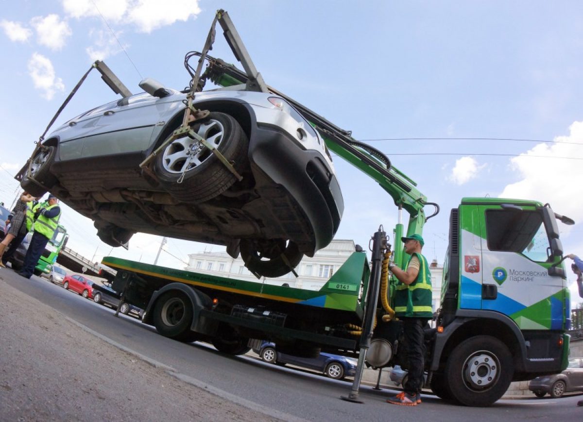 В Москве начали эвакуировать потенциально опасные автомобили | AMSRUS