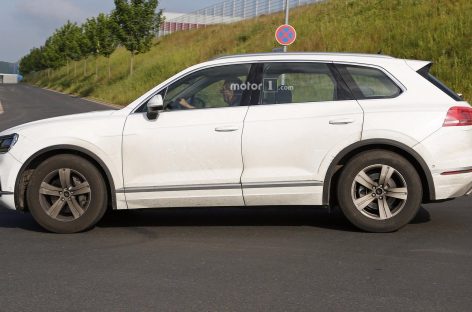В сеть попали шпионские фото VW Touareg нового поколения