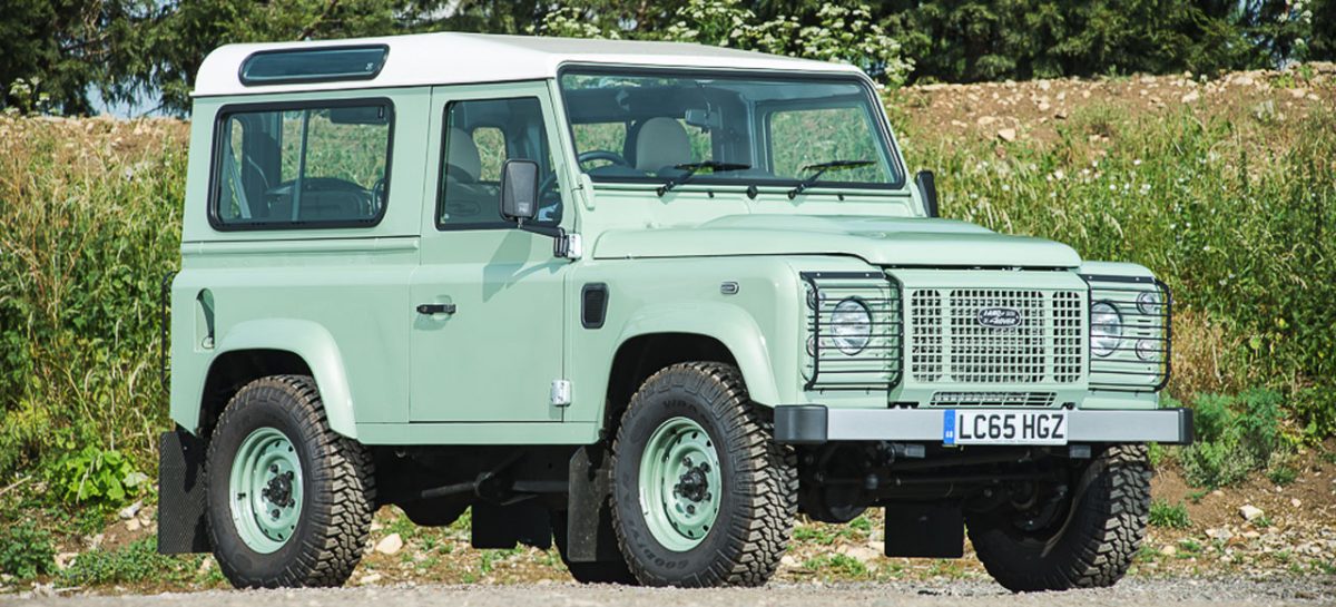 Роуэн Аткинсон выставил на аукцион свой Land Rover Defender