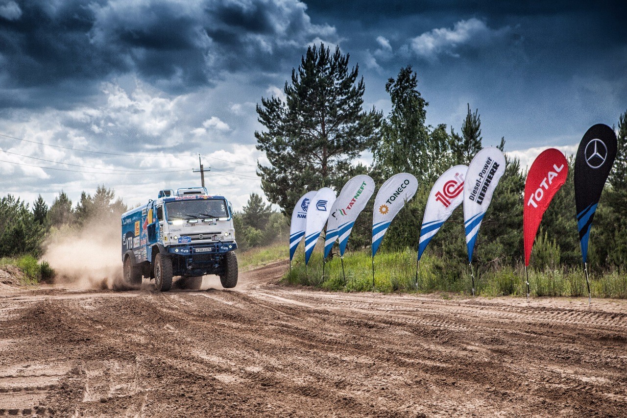 Аркадий Дворкович протестировал спортивный грузовик команды «КАМАЗ-мастер»