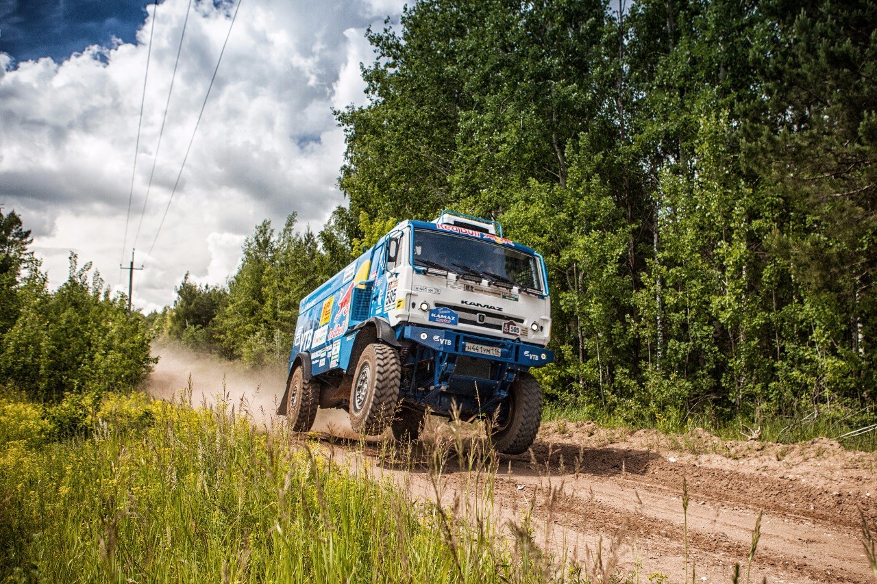 Аркадий Дворкович протестировал спортивный грузовик команды «КАМАЗ-мастер»