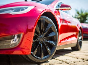 Tesla начала поставки массового электромобиля Model 3