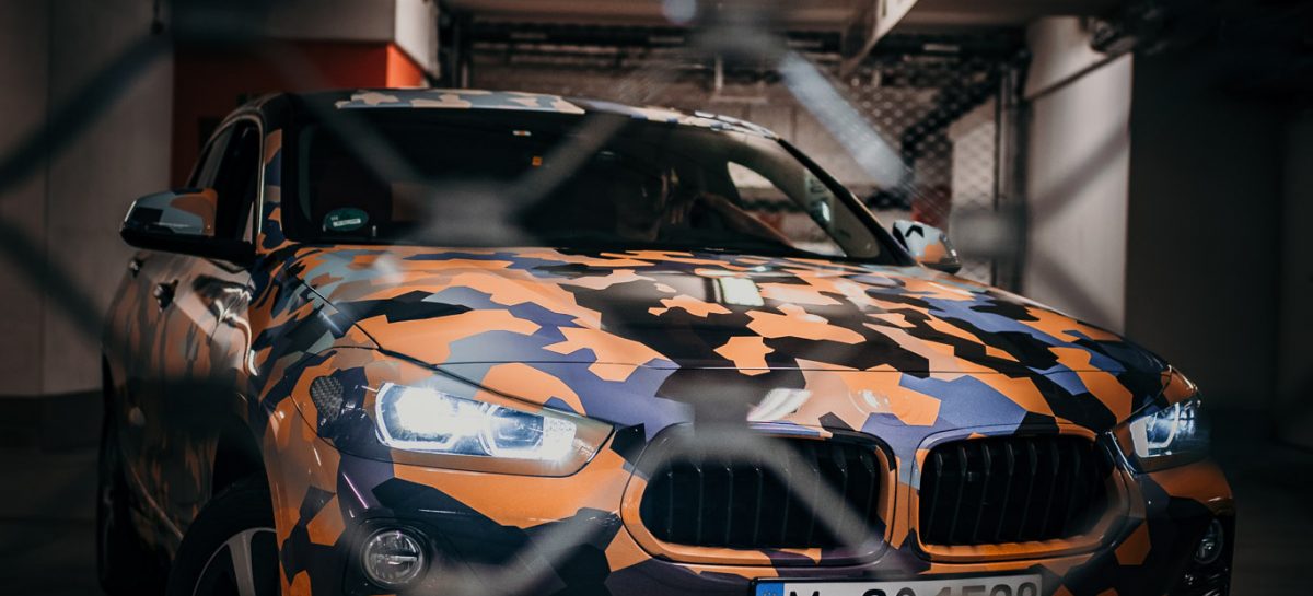 Новый BMW X2 в комуфляже «Городские джунгли»