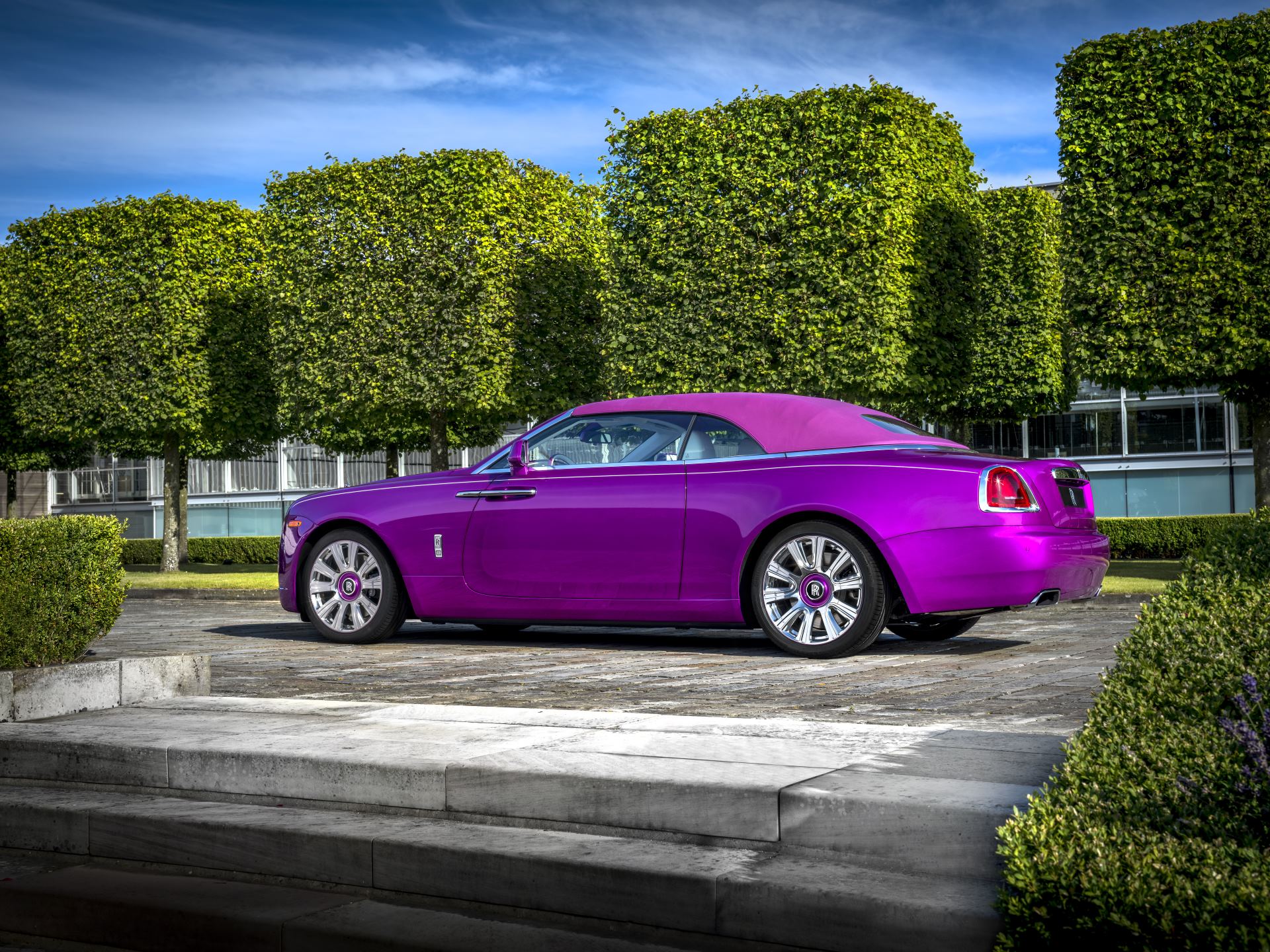 Rolls-Royce цвет Dawn in Fuxia