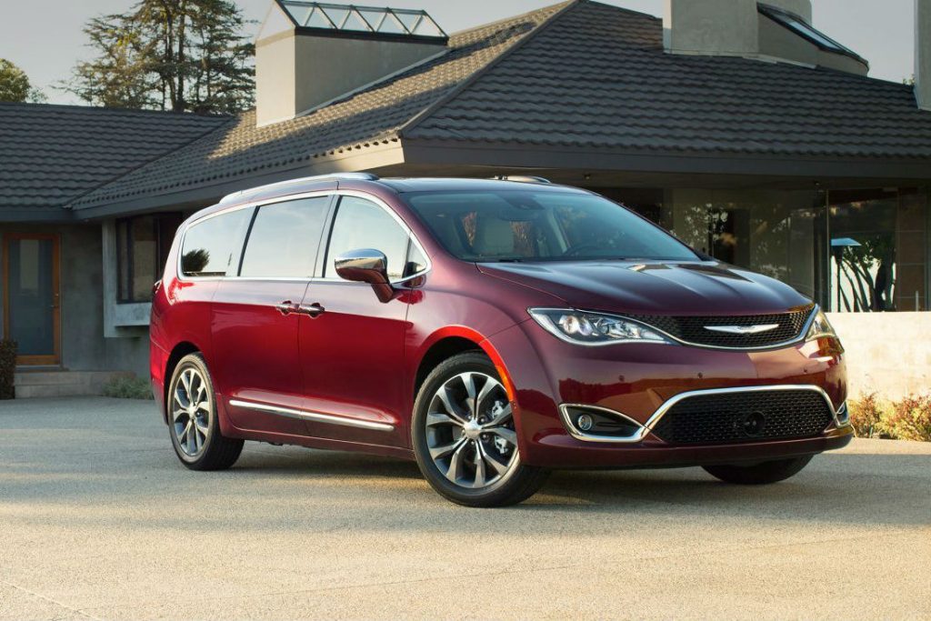 Домашний и элегантный минивэн Chrysler Pacifica 2017