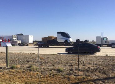 В сети появились фото беспилотного грузовика Tesla