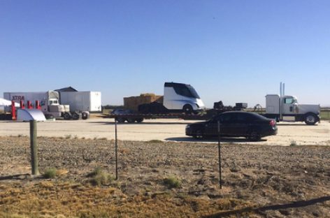 В сети появились фото беспилотного грузовика Tesla