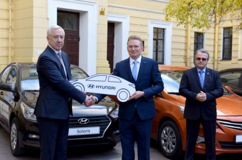 Дорожному факультету СПбГАСУ подарили три автомобиля Hyundai