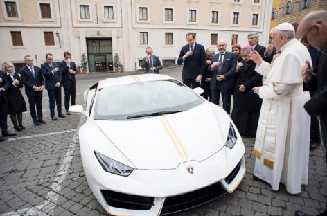 Lamborghini папы Римского уйдёт с молотка