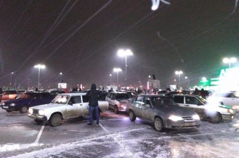 Новогоднюю “снежинку” сделали из 130 автомобилей