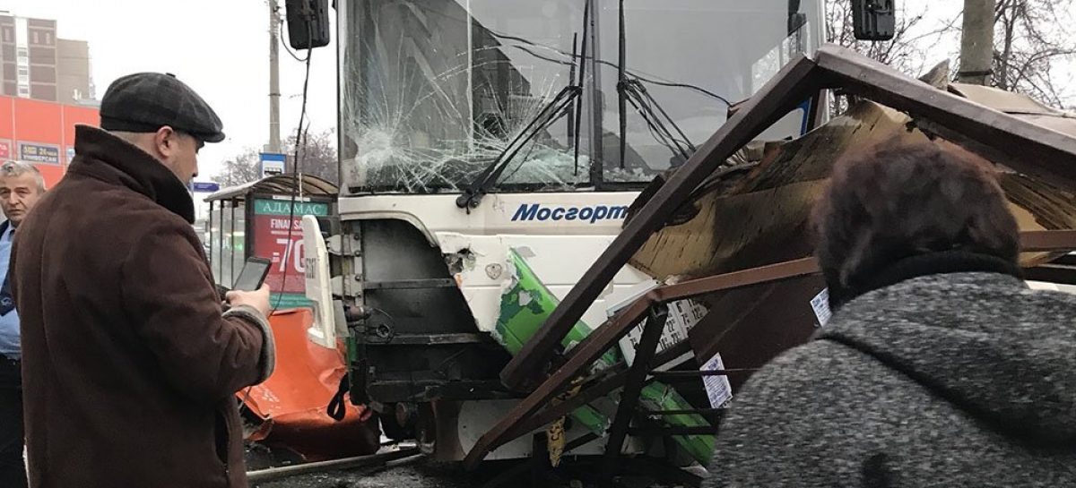 Видео из автобуса, протаранившего остановку в Москве