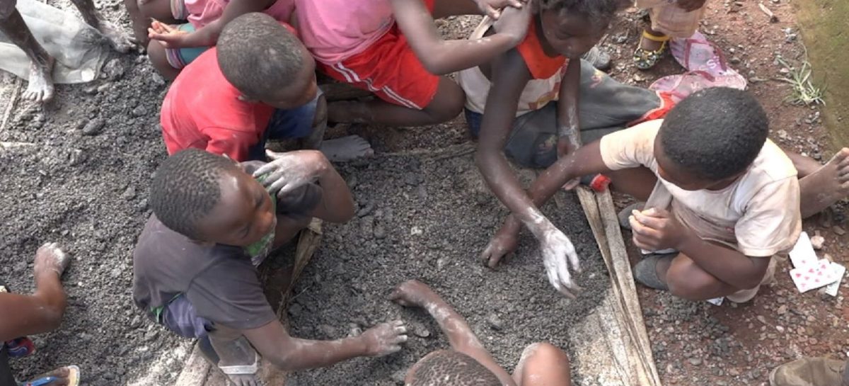 Как смартфоны и электрокары связаны с детским трудом в Конго