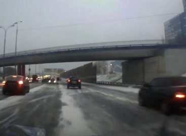 Снегопад виноват в массовой аварии 17 машин на востоке Москвы
