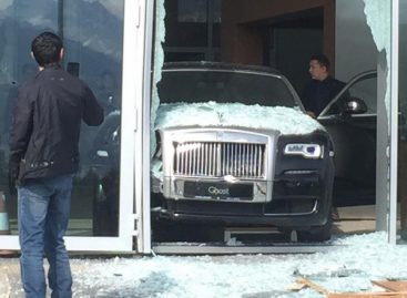 Новенький Rolls-Royce Ghost пробил витрину шоурума
