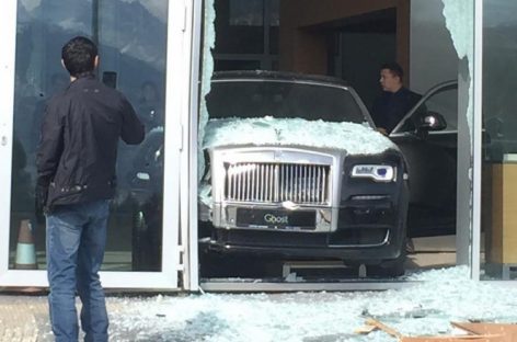 Новенький Rolls-Royce Ghost пробил витрину шоурума