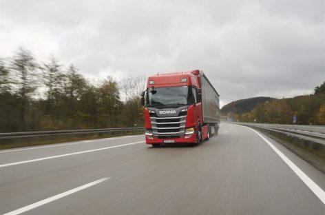 Новый грузовик Scania R450 обгоняет конкурентов