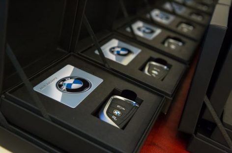Олимпийским чемпионам подарили автомобили BMW