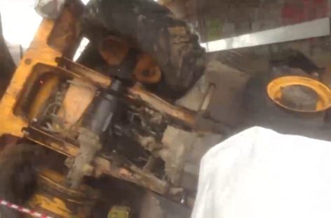 Экскаватор рухнул на электричку в Москве