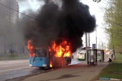 В Москве дотла сгорел троллейбус