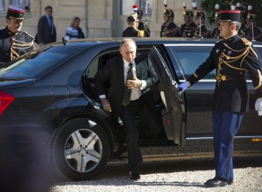 В ФСО объяснили загадку номеров на лимузине Путина