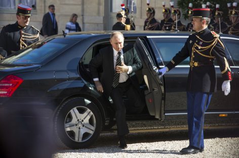 В ФСО объяснили загадку номеров на лимузине Путина
