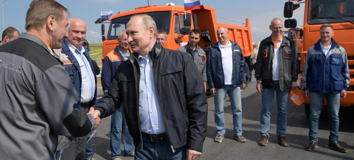 В ФСО объяснили, почему Путин не пристегнулся в КамАЗе