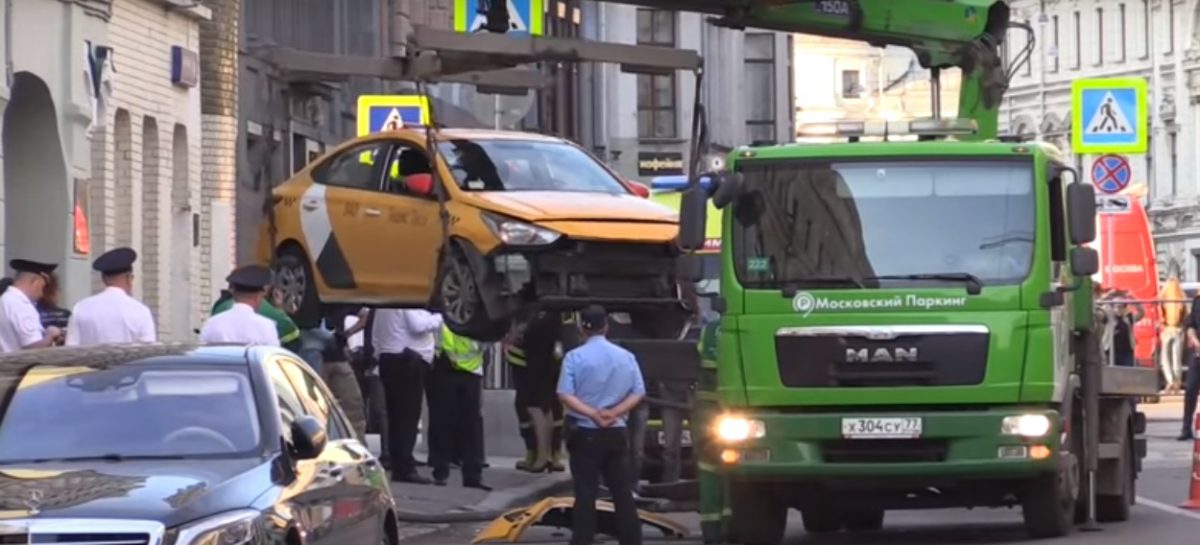 Таксист въехал в толпу пешеходов (Видео!)