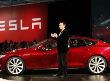 Tesla впервые зафиксировала прибыль по итогам года