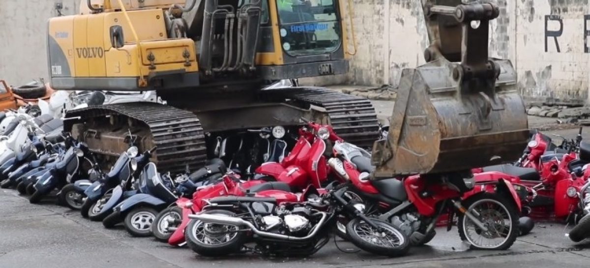 В Филиппинах уничтожают мотоциклы (видео)
