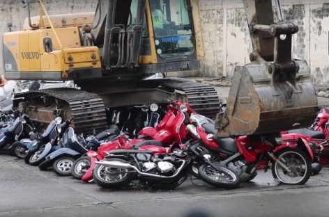 В Филиппинах уничтожают мотоциклы (видео)