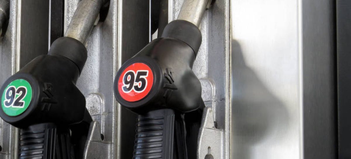В США стремительно дешевеет бензин