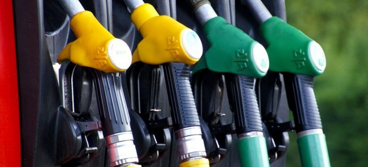 Россиянам предрекли цену в 100 рублей за литр бензина