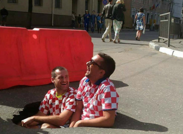 Развеселившую фанатов из Хорватии дорожную яму заасфальтировали