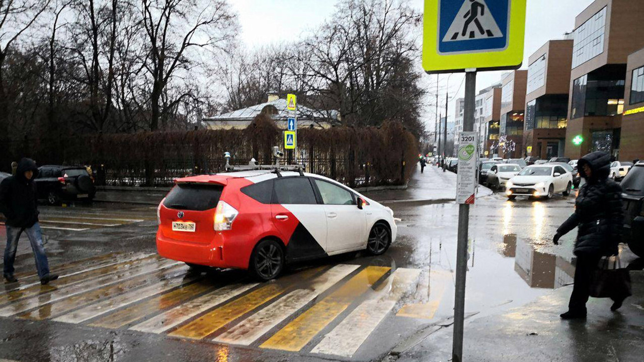 Беспилотник Яндекс такси побывал в аварии