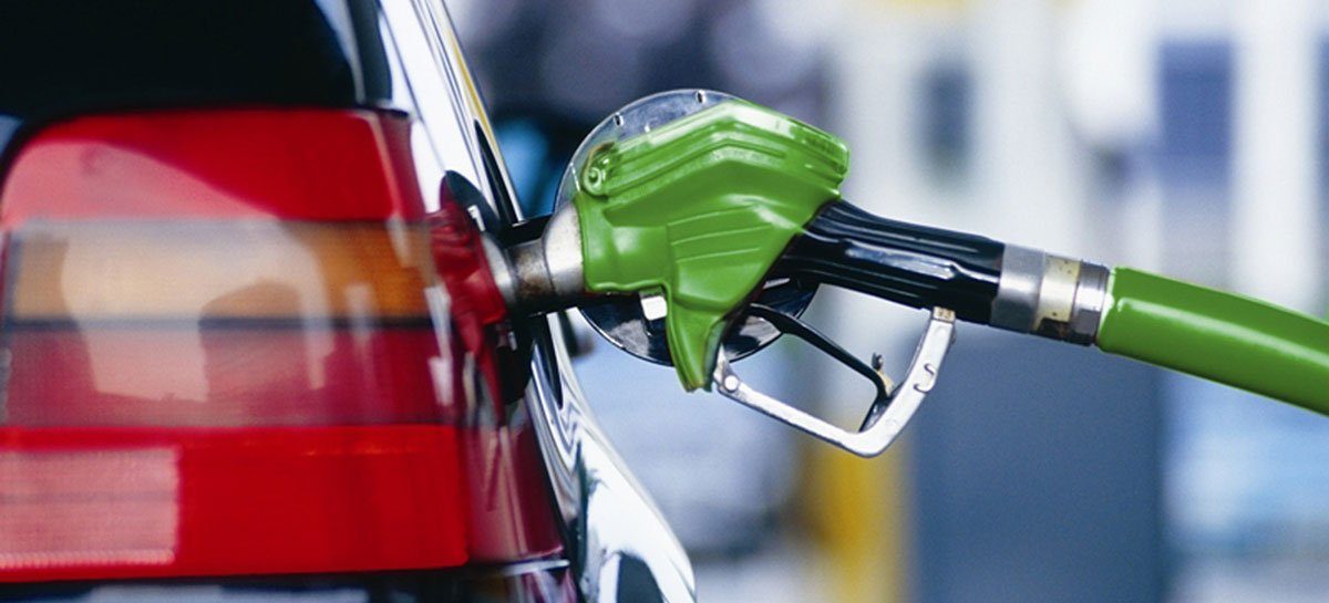 Тысячи машин вывозят дешевый казахстанский бензин в Россию, теперь не смогут – казахский чиновник