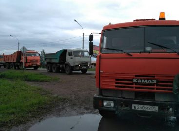 Местные жители не пустили грузовики с грунтом к подтопленному дому главы города