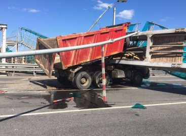СРОЧНО: В Пушкино рухнул сбитый самосвалом мост. Движение транспорта по трассе М-8 «Холмогоры» полностью заблокировано