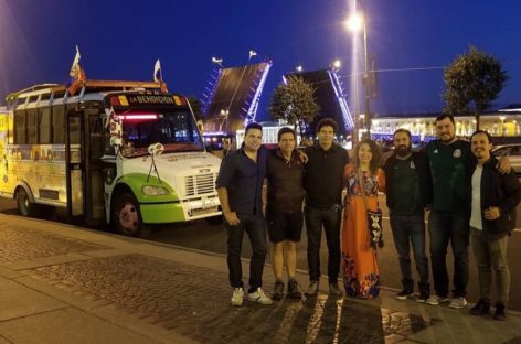 Автобус с болельщиками из Мексики сбил мотоциклиста в Петербурге