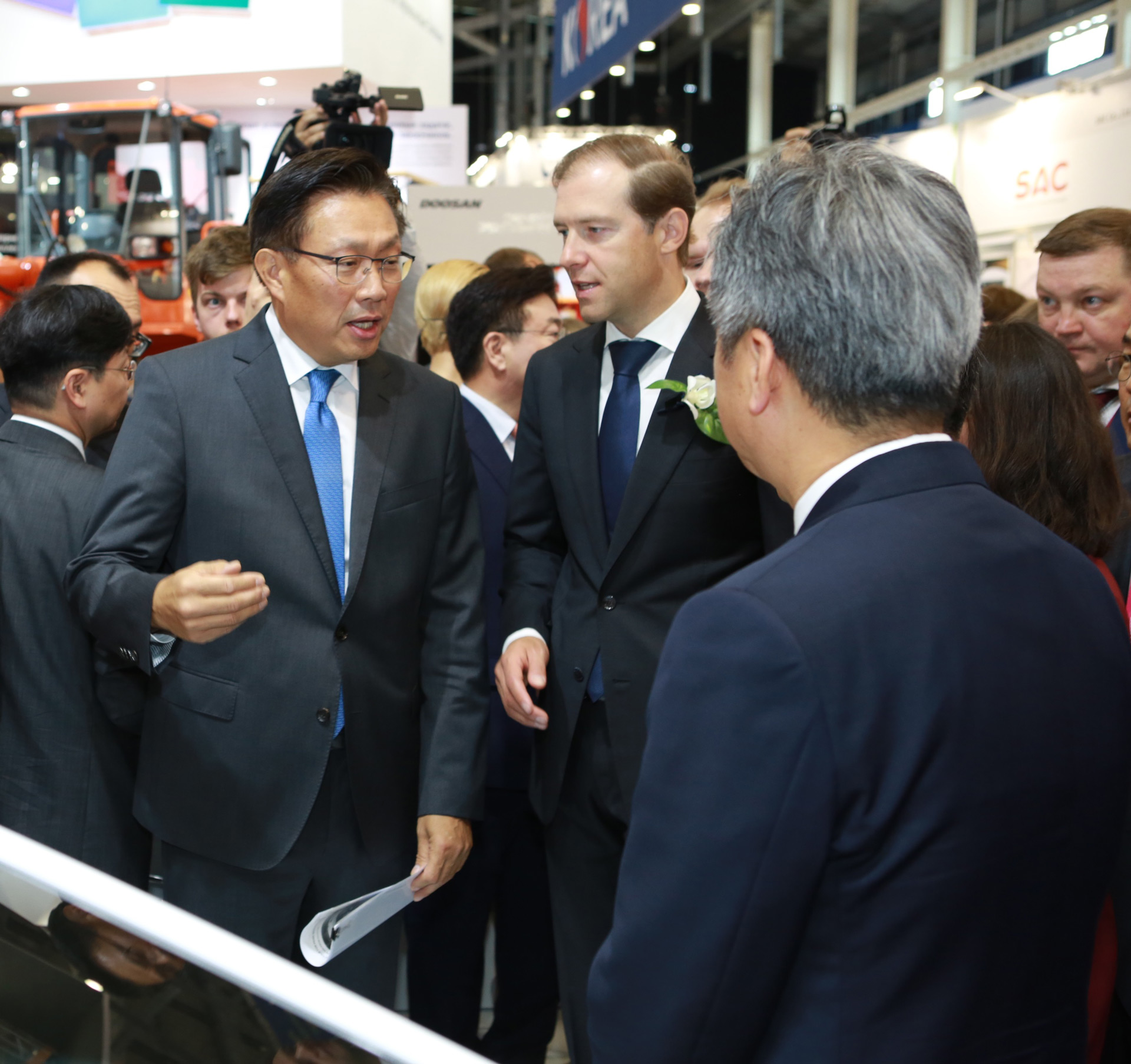 На фото слева направо: Ким Хён Чон, Первый исполнительный вице-президент HyundaiMotor; Денис Мантуров, Министр промышленности и торговли РФ