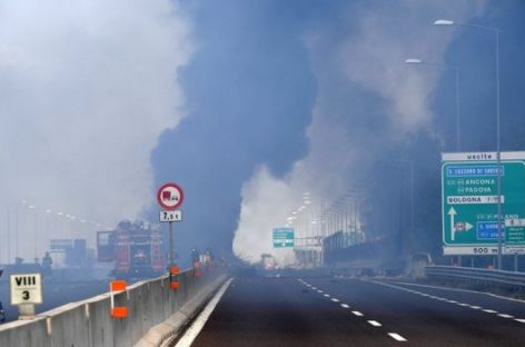 Взрыв бензовоза в Италии (Видео!)