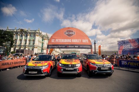 Автомобили Mitsubishi торжественно проехали по Санкт-Петербургу