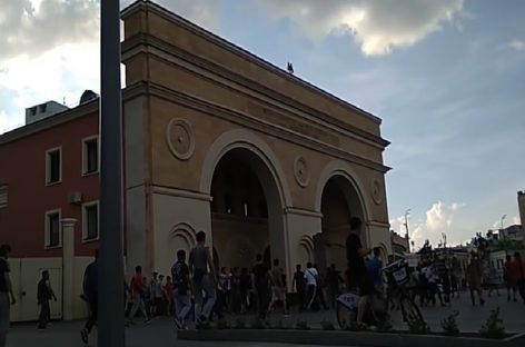 Массовая драка таксистов-мигрантов в центре Москвы попала на видео